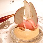 ジョンティ アッシュ - ランチコース 5110円 のタルト・タタンをイメージした紅玉林檎のムース ダージリンのクランブルと紅玉林檎のソルベとクルスティアンを添えて