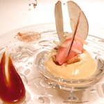 ジョンティ アッシュ - ランチコース 5110円 のタルト・タタンをイメージした紅玉林檎のムース ダージリンのクランブルと紅玉林檎のソルベとクルスティアンを添えて