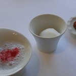 ナクレ - バラの飴をまとったライチのジュース、レモングラス パクチーのシャーベット、栗の花の蜂蜜のマドレーヌ