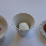 ナクレ - バラの飴をまとったライチのジュース、レモングラス パクチーのシャーベット、栗の花の蜂蜜のマドレーヌ