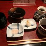 蕎麦切り屋 - まずはそばつゆと天つゆが運ばれます。