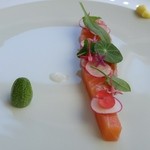 サーモンのマリネ  ナスタチウム ラデッシュ マイクロ胡瓜 レモングラスのソースとレモンの皮のソースで
          