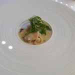 ナクレ - 蛤のワイン蒸し 豚のホホ肉のグアンチャーレ エシャロット
      
      