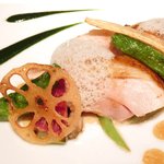 ジョンティ アッシュ - ランチコース 5110円 の岩手県 石黒農場 ほろほろ鳥をジューシーにロースト 根菜のソテーと小松菜のピューレ マッシュルームのエキューム