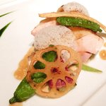 ランチコース 5110円 の岩手県 石黒農場 ほろほろ鳥をジューシーにロースト 根菜のソテーと小松菜のピューレ マッシュルームのエキューム