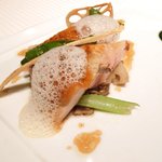 ジョンティ アッシュ - ランチコース 5110円 の岩手県 石黒農場 ほろほろ鳥をジューシーにロースト 根菜のソテーと小松菜のピューレ マッシュルームのエキューム