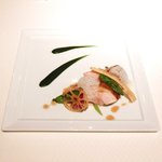 ジョンティ アッシュ - ランチコース 5110円 の岩手県 石黒農場 ほろほろ鳥をジューシーにロースト 根菜のソテーと小松菜のピューレ マッシュルームのエキューム