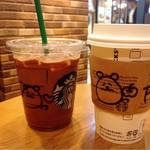スターバックス・コーヒー - カフェモカ（左）フルーツクラッシュ＆ティー（右）