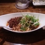 四川担担麺 阿吽 - オシャレな横長のお皿です