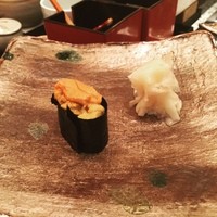 銀座 久兵衛 銀座本店 - 本当は芽ネギの握りが一番好きですが、写真撮っておらず。
                    ここはテーマパークみたいなもんなので…（笑）
                    握ってくれる大将がどなたかで、全くイメージが変わるけど、本店の大将は感じ悪かったです。