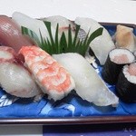 右上から反時計回り　鯛、いさき（皮つき）、水いか、ハガツオ、いさき（皮なし）海老、アカハタ、鉄火巻き