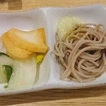 じろう桜 - 突き出しは，そばのとろろがけとお漬物。