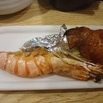 じろう桜 - 海老の塩焼きと，手羽先明太。