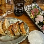 Choinomimarudaihompo - つまみセット（小）の餃子と刺身盛り合わせ
