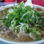 ラーメン 藤 - ラーメン700円（税込）　京都ラーメンということで、鶏ガラ醤油ラーメン。ちょっとしょっぱさが強すぎる面も。しかし、何十年も変わらぬ味でむしろ斬新さを感じるというのは言い過ぎであろうか。