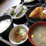 Sashimi Washoku Asahiya - 小鉢と納豆と味噌汁がつきます。