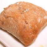 ジョンティ アッシュ - ランチコース 5110円 の胡桃のパン