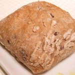 ジョンティ アッシュ - ランチコース 5110円 の胡桃のパン