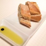 ジョンティ アッシュ - ランチコース 5110円 の自家製パンとオリーブオイル