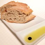 ジョンティ アッシュ - ランチコース 5110円 の自家製パンとオリーブオイル