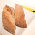 ジョンティ アッシュ - ランチコース 5110円 の自家製パンとオリーブオイル