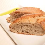 ジョンティ アッシュ - ランチコース 5110円 の自家製パンとオリーブオイル