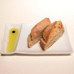 ジョンティ アッシュ - ランチコース 5110円 の自家製パンとオリーブオイル