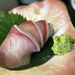 日本酒酒場立呑み 仁 - 寒ブリ…脂がめっちゃのって艶々！