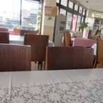 お食事処 なごみ - レストランは一階の店舗の半分位の広いスペースを確保してありゆったり感があります。
