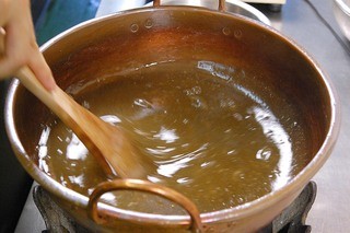h Sasaya Shouen - わらび餅は、銅鍋で手作りいたします。