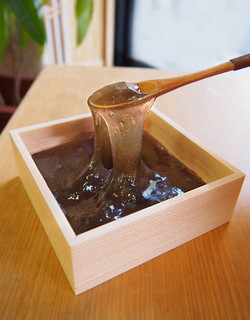 h Sasaya Shouen - 本蕨餅「至高」は、原材料由来の濃い色味が特徴。