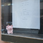 モンプチコションローズ - 27年11月　入口のメニューと豚の置物