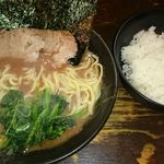 らーめん武道家 口 - ラーメン、ライス無限