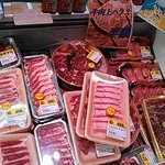 浅間農場 勝手に焼肉 - ここから好きなお肉を選んで店内で焼きます。