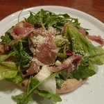 ビッレリア バブルクラフト - 生ハムに粉チーズもたっぷり、美味し過ぎるサラダピッツァ