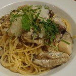 ビッレリア バブルクラフト - ぷりぷり牡蠣と茸のアンチョビオイルパスタ大盛り、大根おろしと大葉添え