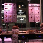 cioccolatitaliani - 店内。奥に3種のチョコがトロ〜リ流れ続けてますｗ