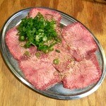 ホルモン焼肉 味慶亭 - タン