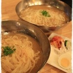 MEAT MARKET - 冷麺　手前、平打ち麺　　奥、細麺