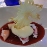 レストラン オルフェ - 苺の軽いマリネとハイビスカスのジュレパイナップルのソルベ添え
