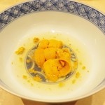 三谷 - 八戸産紫雲丹と厚岸のバフン雲丹をスープ仕立てにして