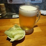 麺屋 騎士 - 生ビールとお通しキャベツ