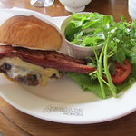 シャトン - ベーコンチーズバーガー（1155円）ベーコンでかし。サービスし過ぎでしょ^^;