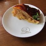 シャトン - タルト・オー・ポム（350円）　リンゴのタルト　これもでかっ…^^;