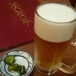 Chintao Ryouriwara Waratei - 生ビールと餃子とお漬け物のセットの生ビールとお漬け物
