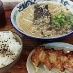 かのやラーメン - プラス250円でライスと餃子