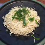 博多とんこつ 天神旗 - 替え玉は細麺 ハリガネ注文d(^_^o) スープに浸してスープもろとも一気にいただく感じ（笑）コレも美味い！！