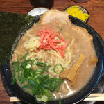 博多とんこつ 天神旗 - 極老とんこつ にんにくトッピング デフォが平打ちの太麺d(^_^o) 美味いんだな、コレが！