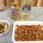 福栄のから揚げ - 久しぶりに昼酒。
      焼酎ハイボール、冷奴、なんこつ、ササミクリームチーズカツ