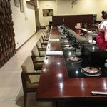 New Chibori - 店に入るとコの字型のカウンター席が広がり一人しゃぶしゃぶの釜が並んでいる